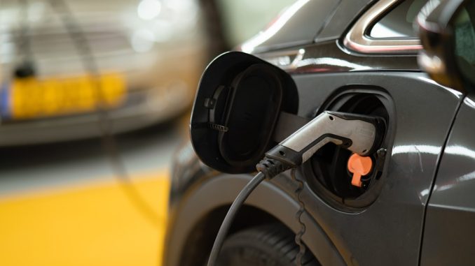 En guide till elbilens livslängd och återvinning av batterier illustration