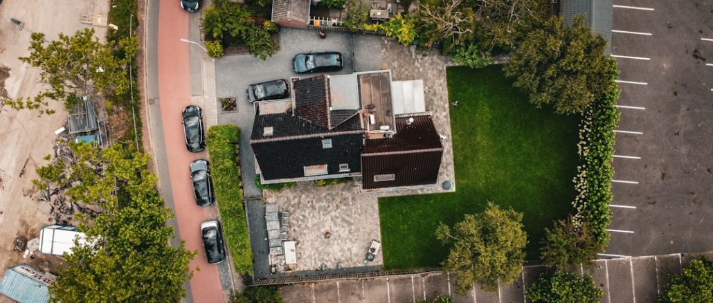 Utmaningar och möjligheter för elbilar i landsbygdsområden illustration