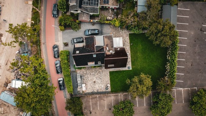 Utmaningar och möjligheter för elbilar i landsbygdsområden illustration